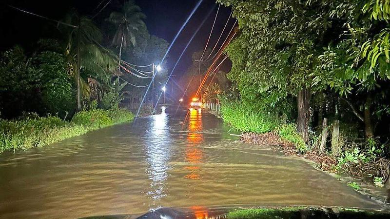 calle encharcada por fuertes lluvias